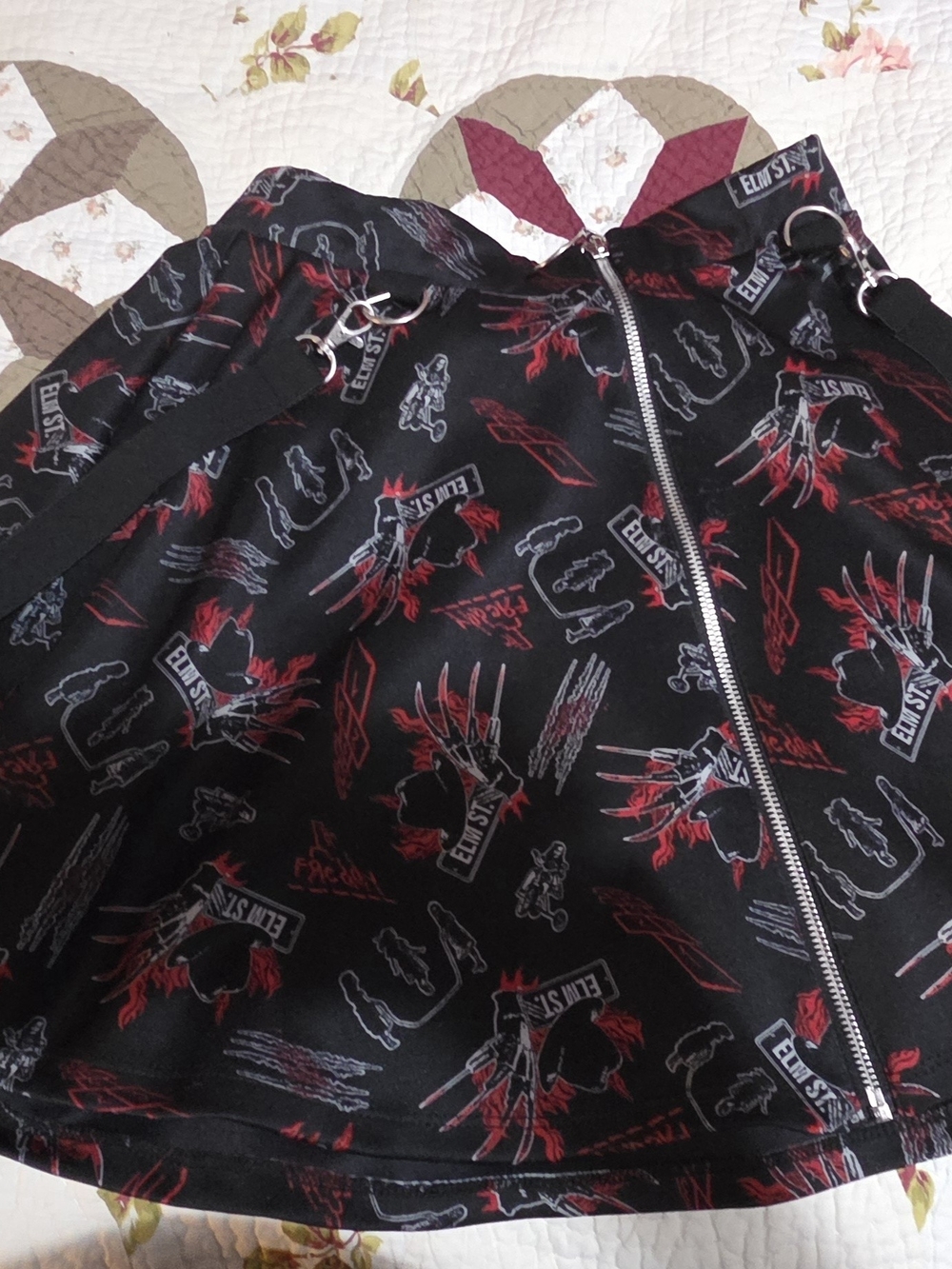 Black & Red Graphic Zip-Front Circle Skirt